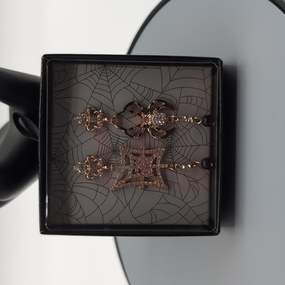 NWOT Gold Toned Spider and Web Bejeweled Long Drop Dangle Stud Earrings - Picture 7 of 8